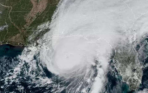 Der Sturm bewegt sich weiter landeinwärts in Richtung der Bundesstaaten Alamaba und Tennessee und bringt Windgeschwindigkeiten von bis zu 100 Kilometern pro Stunde.  - Foto: Uncredited/National Oceanic and Atmospheric Administration/AP/dpa