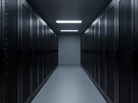 Reihen von modernen, unbeschrifteten Server-Racks in einem minimalistisch beleuchteten Rechenzentrum. - Foto: über boerse-global.de