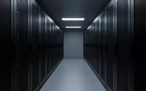 Reihen von modernen, unbeschrifteten Server-Racks in einem minimalistisch beleuchteten Rechenzentrum. - Foto: über boerse-global.de