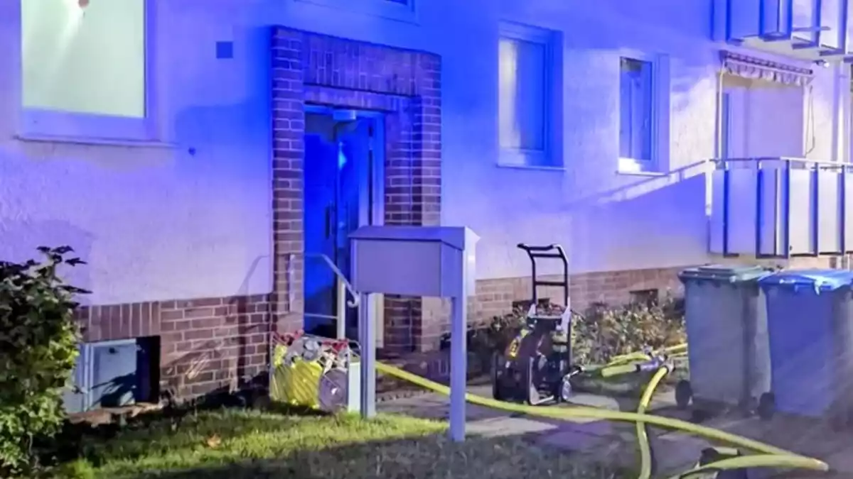 FW Helmstedt: Zimmerbrand in Mehrfamilienhaus am Dammgarten: Gebäude evakuiert, niemand verletzt - Bild: presseportal.de