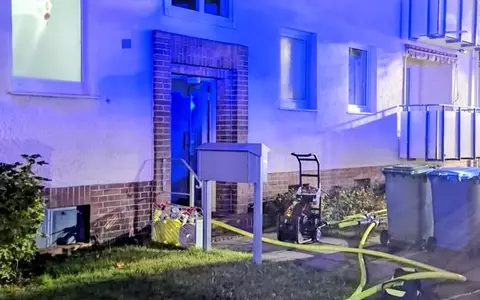 FW Helmstedt: Zimmerbrand in Mehrfamilienhaus am Dammgarten: Gebäude evakuiert, niemand verletzt - Foto: presseportal.de
