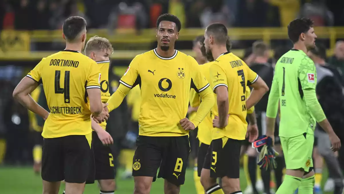 Felix Nmecha (M) und Borussia Dortmund haben gegen Werder Bremen spät zwei Punkte verschenkt.  - Bild: Bernd Thissen/dpa