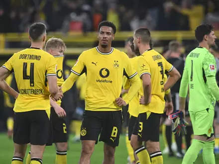 Felix Nmecha (M) und Borussia Dortmund haben gegen Werder Bremen spät zwei Punkte verschenkt. - Foto: Bernd Thissen/dpa