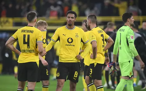 Felix Nmecha (M) und Borussia Dortmund haben gegen Werder Bremen spät zwei Punkte verschenkt.  - Foto: Bernd Thissen/dpa