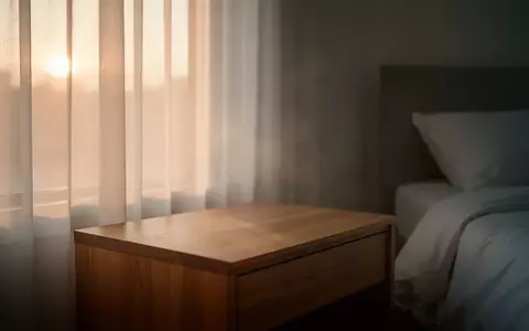Ein ruhiges, minimalistisches Schlafzimmer bei Tagesanbruch, das eine Atmosphäre der Erholung und nächtlichen Regeneration vermittelt. - Foto: über boerse-global.de