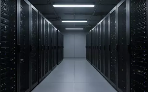Ein moderner, minimalistischer Serverraum mit dunklen Server-Racks in einer ruhigen, professionellen Umgebung. - Foto: über boerse-global.de