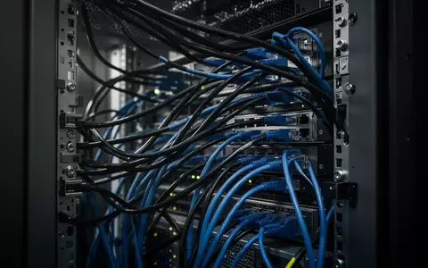 Nahaufnahme von komplex verkabelten Server-Racks in einem Rechenzentrum mit Fokus auf die Struktur der Kabel. - Foto: über boerse-global.de