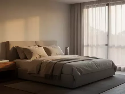 Ein minimalistisch eingerichtetes Schlafzimmer bei Morgenlicht mit einem ordentlich gemachten Bett und einem Holznachttisch. - Foto: über boerse-global.de