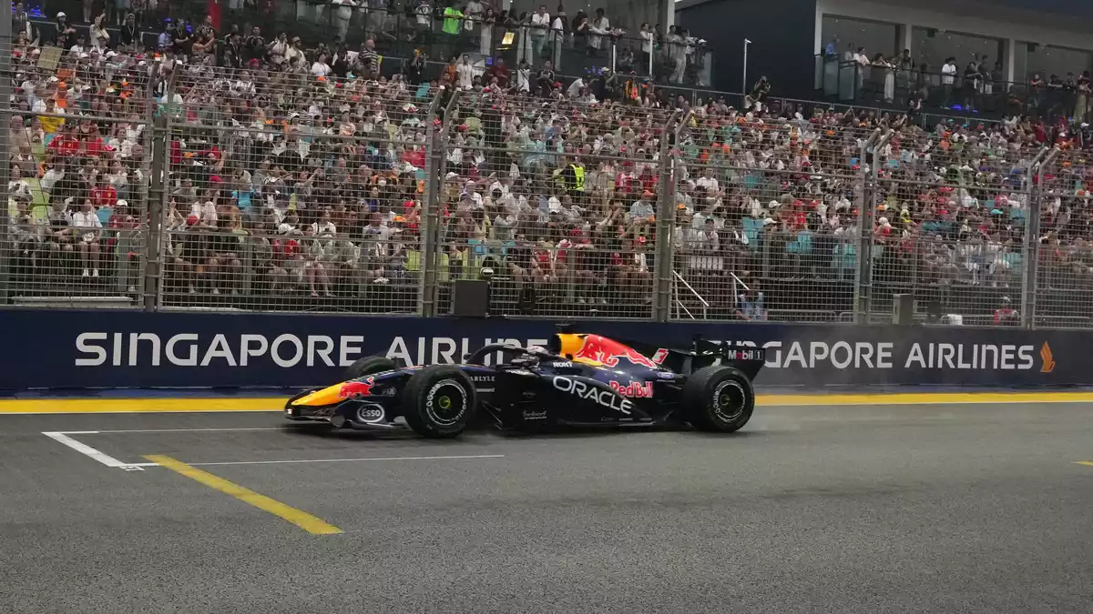 Max Verstappen gewinnt den Sprint in Singapur. - Bild: Ng Han Guan/Pool AP/AP/dpa