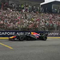 Max Verstappen gewinnt den Sprint in Singapur. - Foto: Ng Han Guan/Pool AP/AP/dpa