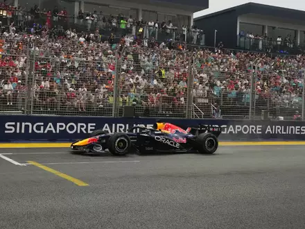 Max Verstappen gewinnt den Sprint in Singapur. - Foto: Ng Han Guan/Pool AP/AP/dpa