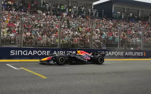 Max Verstappen gewinnt den Sprint in Singapur. - Foto: Ng Han Guan/Pool AP/AP/dpa