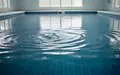 Ruhige Wasseroberfläche in einem Schwimmbecken mit sanften Wellen und natürlichem Lichteinfall - Foto: über boerse-global.de