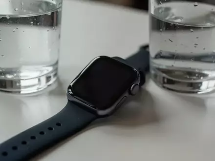 Symbolbild: Smartwatch neben einem Glas Wasser - Foto: über boerse-global.de