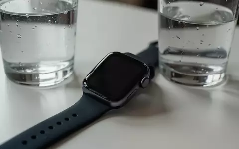 Symbolbild: Smartwatch neben einem Glas Wasser - Foto: über boerse-global.de