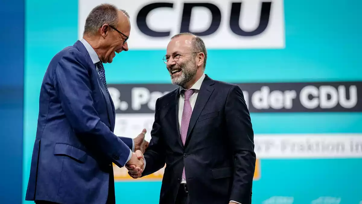 Auch CSU-Politiker Manfred Weber - hier mit CDU-Chef Friedrich Merz - befeuert vor einer CDU-Präsidiumsklausur die Debatte um den Kurs zur AfD. (Archivfoto) - Bild: Kay Nietfeld/dpa