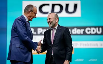 Auch CSU-Politiker Manfred Weber - hier mit CDU-Chef Friedrich Merz - befeuert vor einer CDU-Präsidiumsklausur die Debatte um den Kurs zur AfD. (Archivfoto) - Foto: Kay Nietfeld/dpa