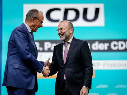 Auch CSU-Politiker Manfred Weber - hier mit CDU-Chef Friedrich Merz - befeuert vor einer CDU-Präsidiumsklausur die Debatte um den Kurs zur AfD. (Archivfoto) - Foto: Kay Nietfeld/dpa