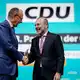 Auch CSU-Politiker Manfred Weber - hier mit CDU-Chef Friedrich Merz - befeuert vor einer CDU-Präsidiumsklausur die Debatte um den Kurs zur AfD. (Archivfoto) - Bild: Kay Nietfeld/dpa