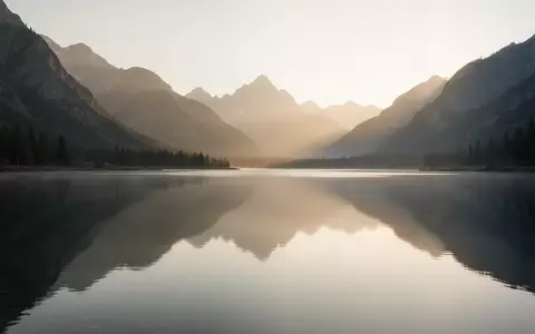 Ein stiller Bergsee in der Morgendämmerung, der Ruhe und mentale Klarheit symbolisiert. - Foto: über boerse-global.de