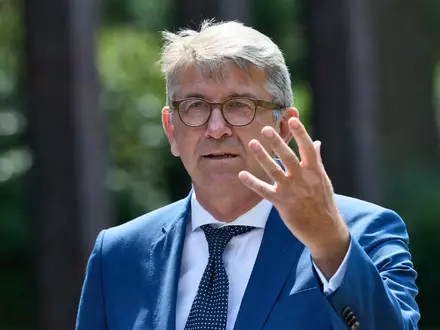 Kulturstaatsminister Weimer äußert scharfe Kritik an einem möglichen Bündnis der SPD mit der Linken in Berlin. (Archivbild) - Foto: Georg Wendt/dpa