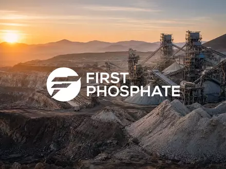 Industrielle Anlage zur Rohstoffgewinnung und Mineralverarbeitung bei Sonnenaufgang. - Foto: über boerse-global.de
