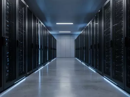 Ein moderner, minimalistischer Serverraum mit dunklen Server-Racks in einer kühlen, bläulichen Beleuchtung. - Foto: über boerse-global.de