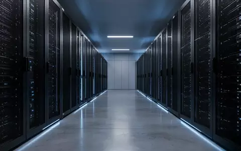 Ein moderner, minimalistischer Serverraum mit dunklen Server-Racks in einer kühlen, bläulichen Beleuchtung. - Foto: über boerse-global.de