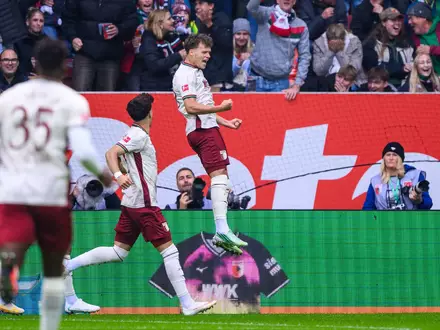 Augsburg-Profi Fellhauer jubelt nach seinem Bundesliga-Rekordtreffer. - Foto: Tom Weller/dpa
