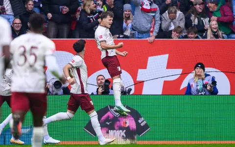Augsburg-Profi Fellhauer jubelt nach seinem Bundesliga-Rekordtreffer. - Foto: Tom Weller/dpa