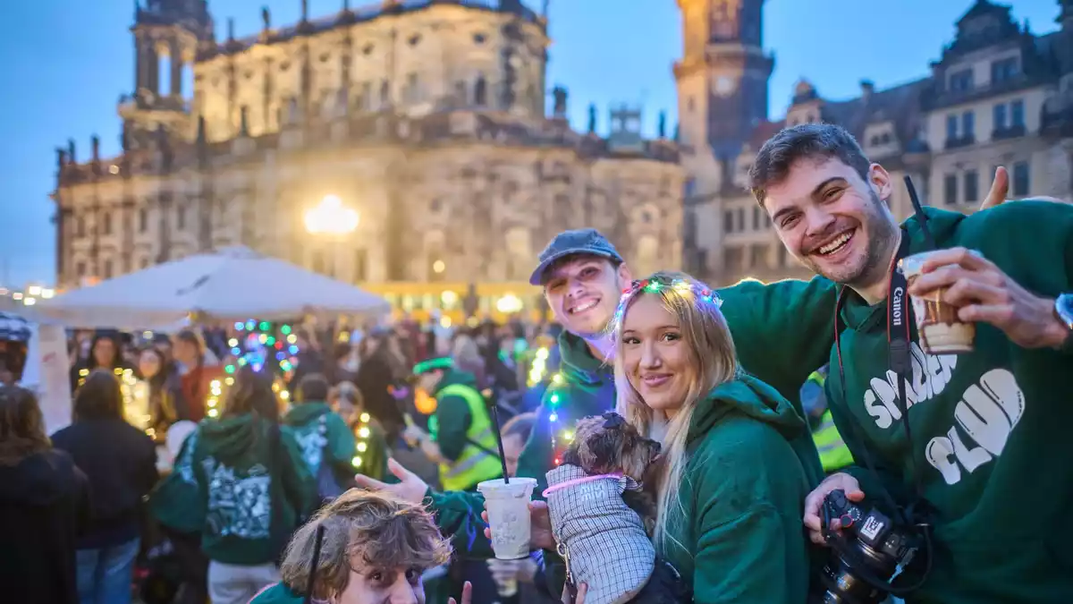 Nach und nach gibt es Spazierclubs in immer mehr Städten. - Bild: Robert Michael/dpa