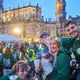 Nach und nach gibt es Spazierclubs in immer mehr Städten. - Bild: Robert Michael/dpa