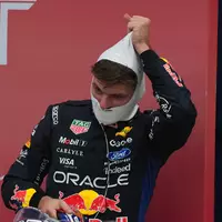 Max Verstappen holt sich in Singapur die Pole Position. - Foto: Ng Han Guan/AP/dpa