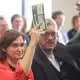 Die Spitzenkandidatin und Grünen-Fraktionschefin Claudia Müller und Grüne-Landeschef Ole Krüger stimmten für die Aufnahme von Koalitionsverhandlungen. - Bild: Danny Gohlke/dpa