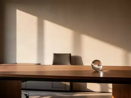 Ein minimalistischer, leerer Schreibtisch in einem hellen Büro mit sanftem Lichteinfall. - Foto: über boerse-global.de