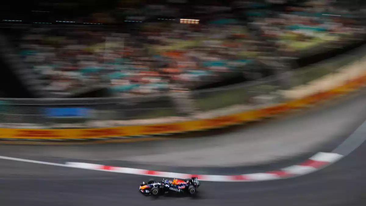 Max Verstappen rast in Singapur zur Pole. - Bild: Vincent Thian/AP/dpa