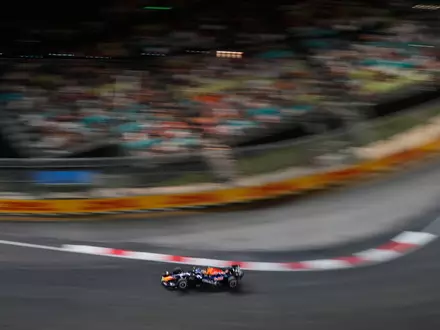 Max Verstappen rast in Singapur zur Pole. - Foto: Vincent Thian/AP/dpa