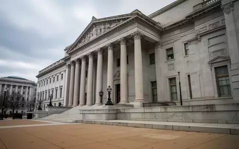 Die steinerne Fassade eines neoklassizistischen Regierungsgebäudes in Washington, D.C. bei bewölktem Himmel. - Foto: über boerse-global.de