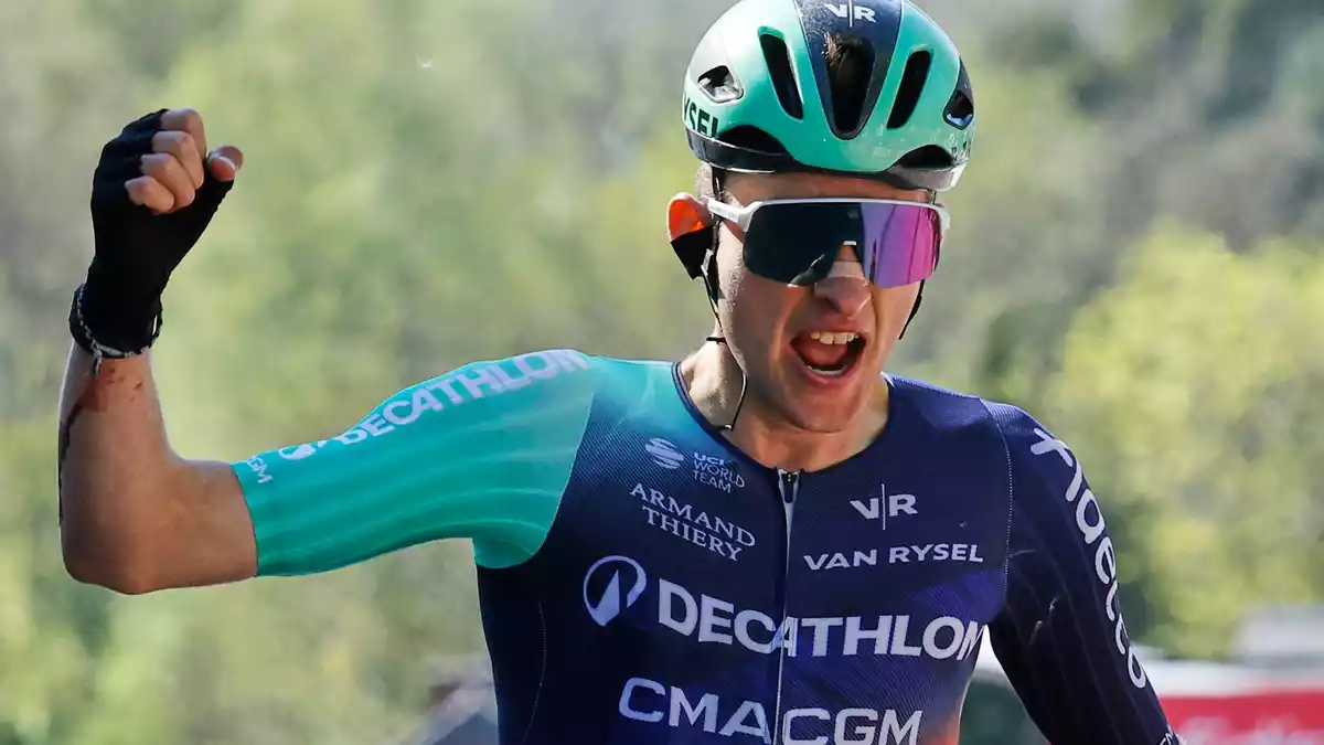Jungstar Paul Seixas hat die Lombardei-Rundfahrt gewonnen. (Archivbild) - Bild: Geert Vanden Wijngaert/AP/dpa