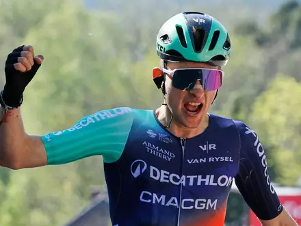 Jungstar Paul Seixas hat die Lombardei-Rundfahrt gewonnen. (Archivbild) - Foto: Geert Vanden Wijngaert/AP/dpa