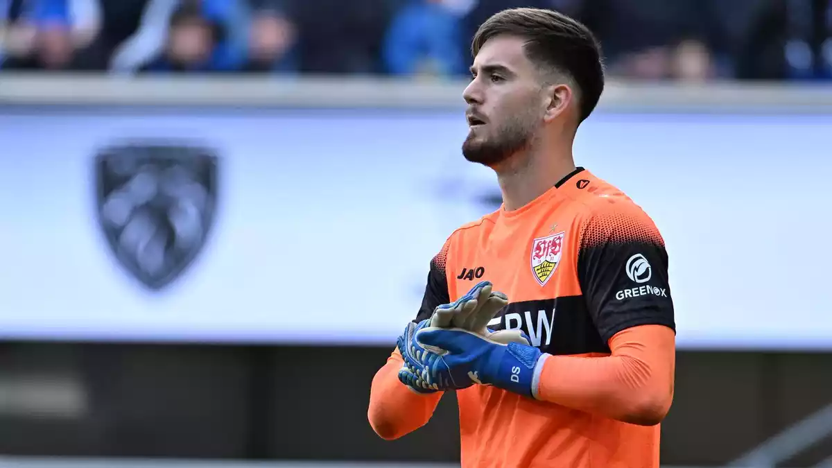 Stuttgarts Torwart Dennis Seimen feierte an alter Wirkungsstätte sein Bundesliga-Debüt. - Bild: Swen Pförtner/dpa