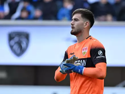 Stuttgarts Torwart Dennis Seimen feierte an alter Wirkungsstätte sein Bundesliga-Debüt. - Foto: Swen Pförtner/dpa