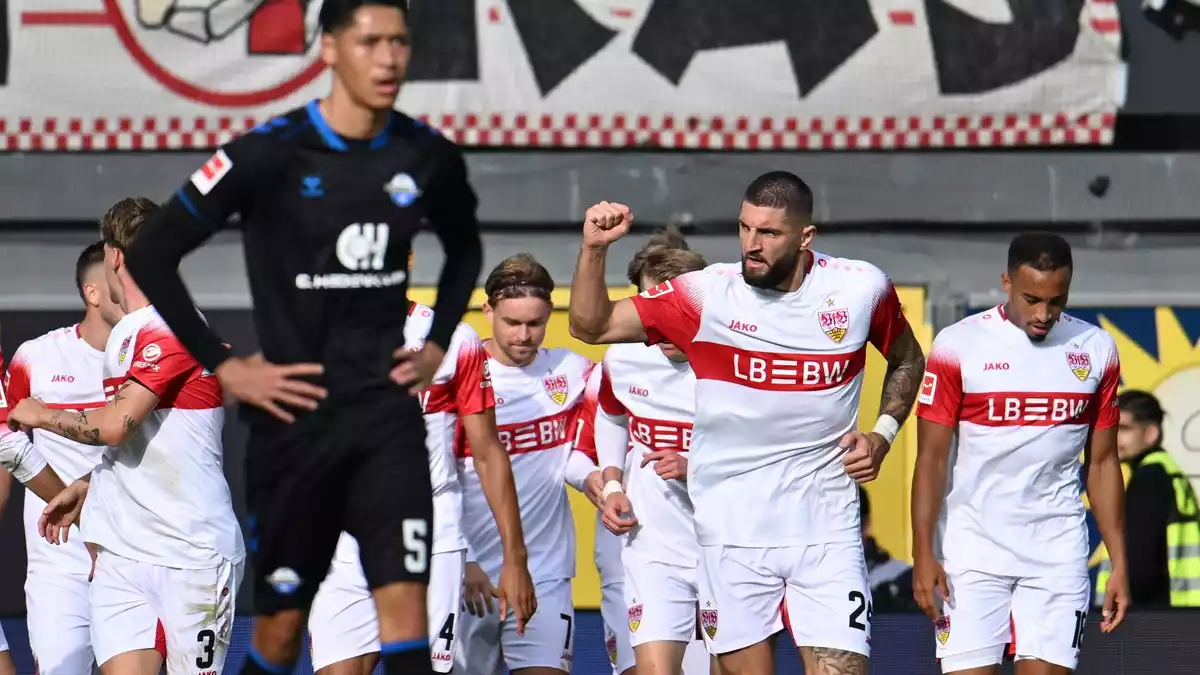 Jubel beim VfB Stuttgart: Jeff Chabot brachte die Schwaben in Paderborn in Führung. - Bild: Swen Pförtner/dpa