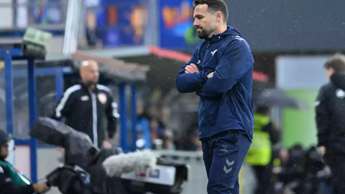 Paderborns Trainer Ralf Kettemann konnte mit der Leistung seines Teams nicht zufrieden sein. - Bild: Swen Pförtner/dpa