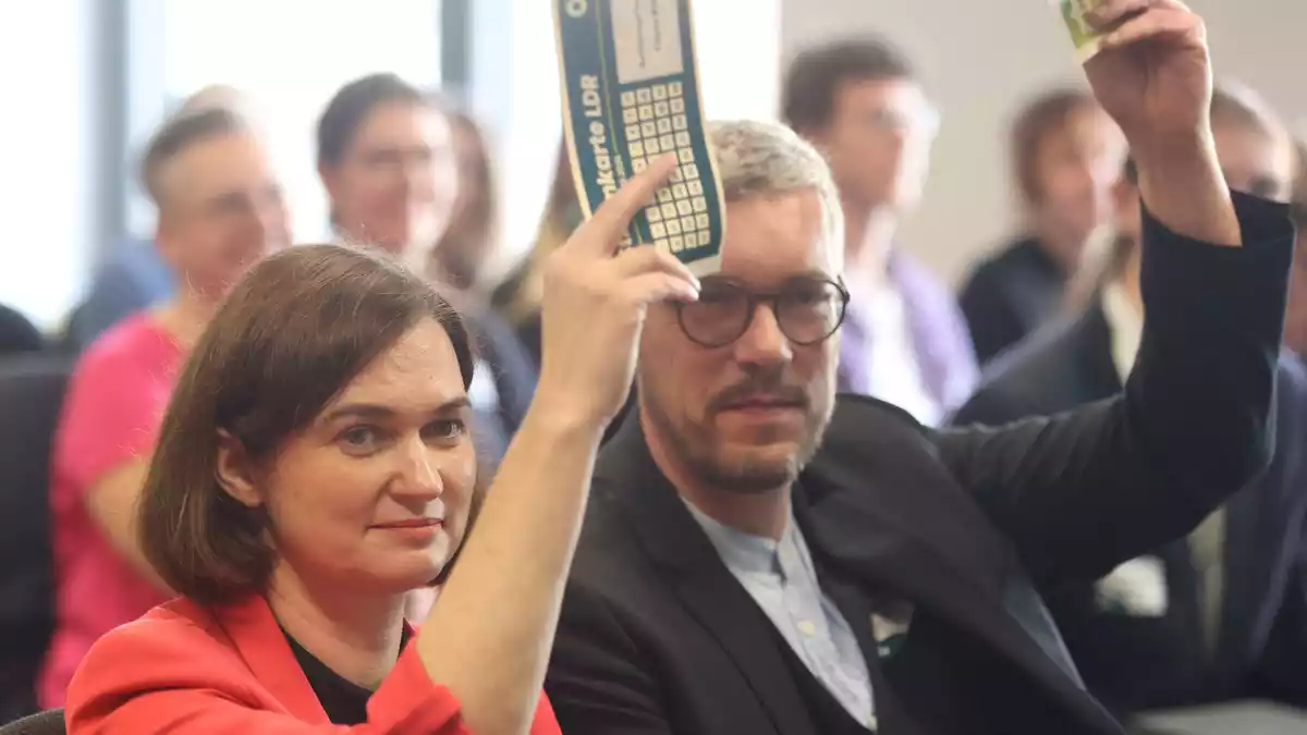 Die Spitzenkandidatin und Grünen-Fraktionschefin Claudia Müller und Grüne-Landeschef Ole Krüger stimmten für die Aufnahme von Koalitionsverhandlungen. - Bild: Danny Gohlke/dpa