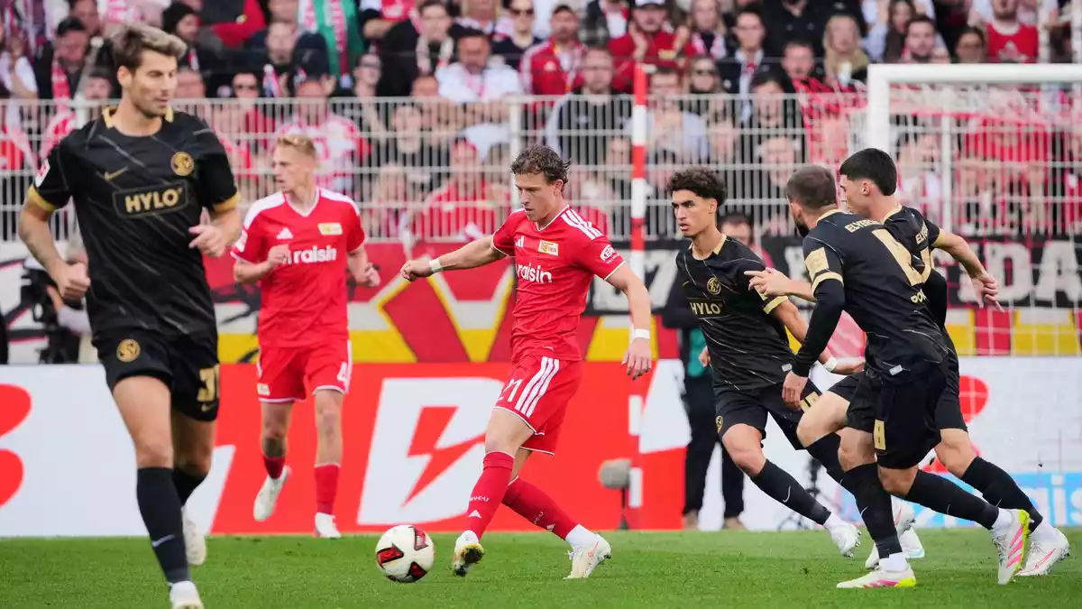 Skarke (M) stand erstmals in der Startelf. - Bild: Soeren Stache/dpa