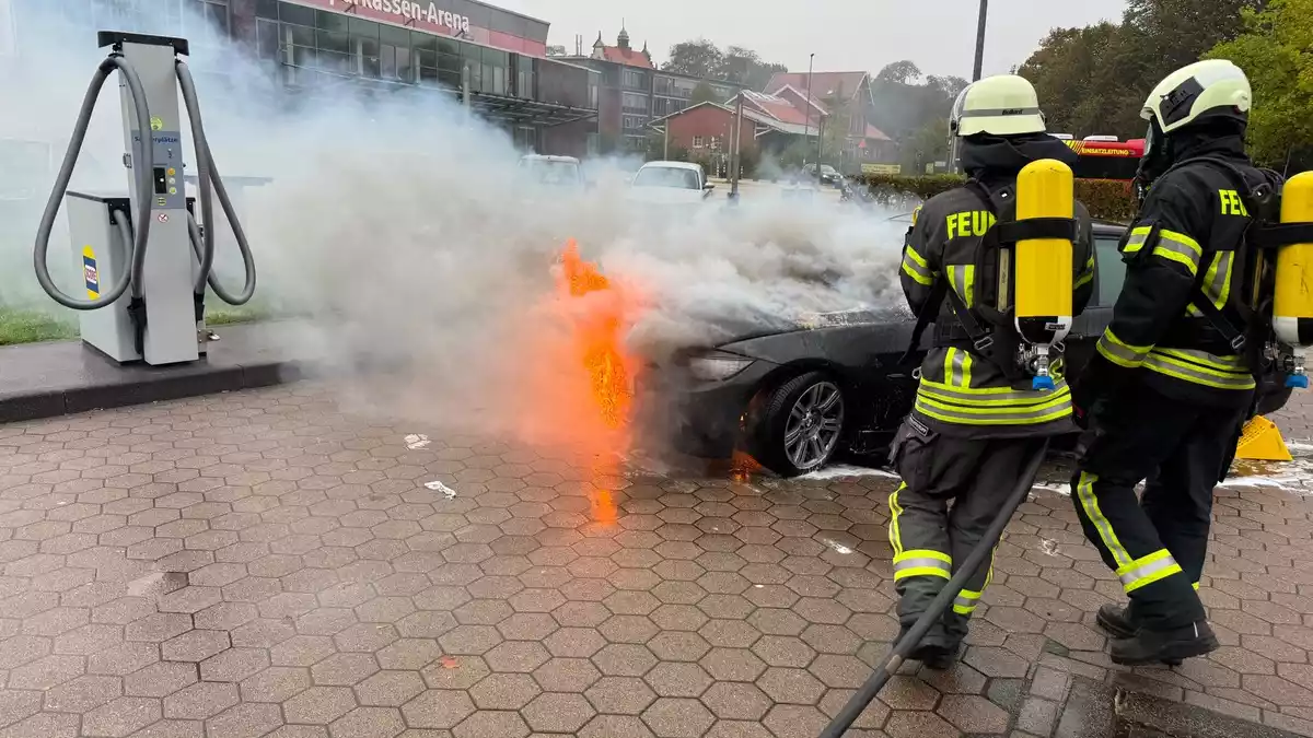 FW-AUR: Plötzlich Flammen aus Motorraum - Bild: presseportal.de