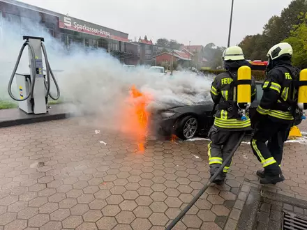 FW-AUR: Plötzlich Flammen aus Motorraum - Foto: presseportal.de