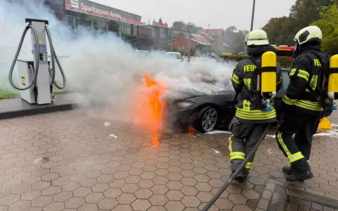 FW-AUR: Plötzlich Flammen aus Motorraum - Foto: presseportal.de