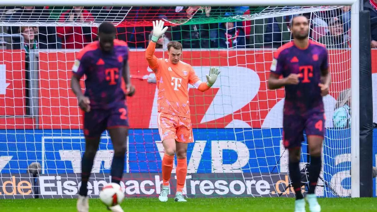 Bayern-Torwart Manuel Neuer nach seinem fatalen Patzer.  - Bild: Tom Weller/dpa